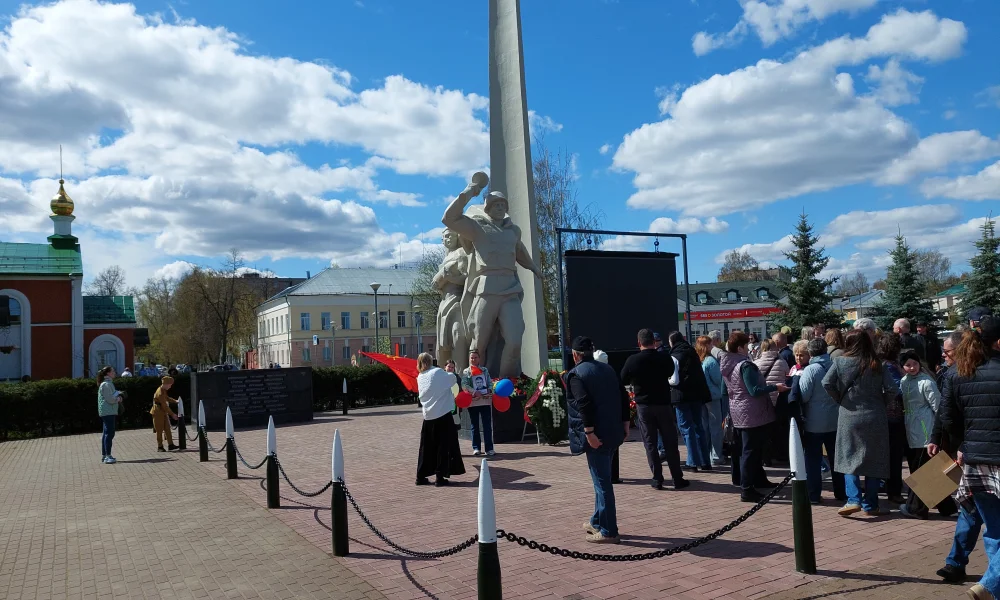 Глазов, 9 мая 2025, праздник победы: памятник бойцам