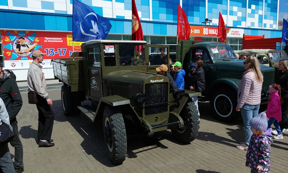 Глазов, 9 мая 2025, праздник победы: выставка старинной техники - совсем древность какая-то )